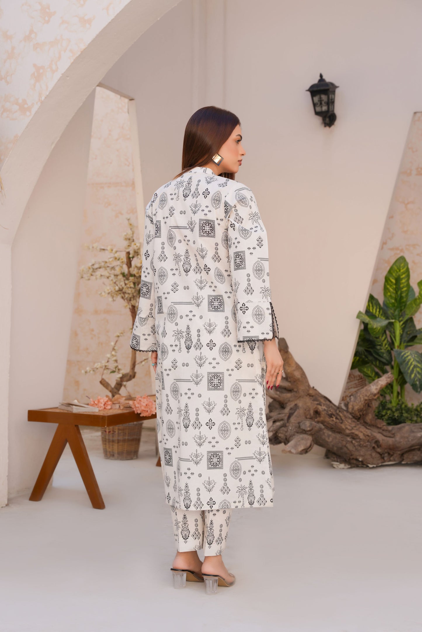 Aira White – Printed Lawn 2 Piece